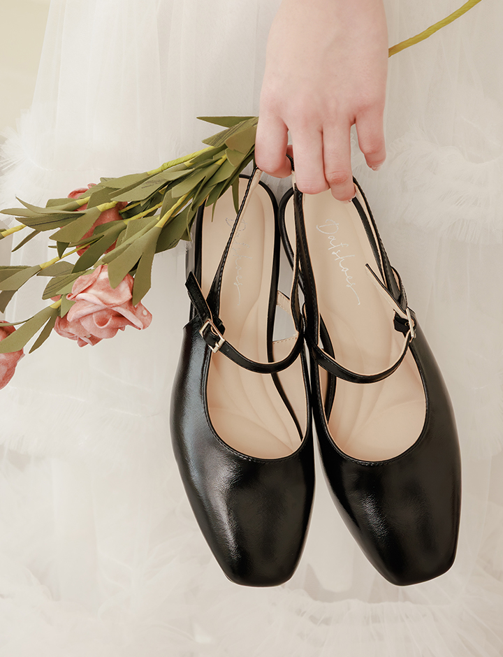 D+AF 26SS 春夏新款：粉彩春日4D氣墊後空低跟鞋。黑色基本款低跟鞋與粗跟設計，獨家4D氣墊鞋墊解放雙腳。打造零重力的雲端腳感，好穿一直穿。