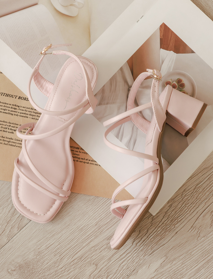 D+AF 26SS 春夏新款：彩虹泡泡糖．泡芙軟墊細帶高跟涼鞋。粉彩細帶修飾腳背，獨家泡芙軟墊減壓舒適不累腳。渡假風首選，輕鬆駕馭各種春日場合。