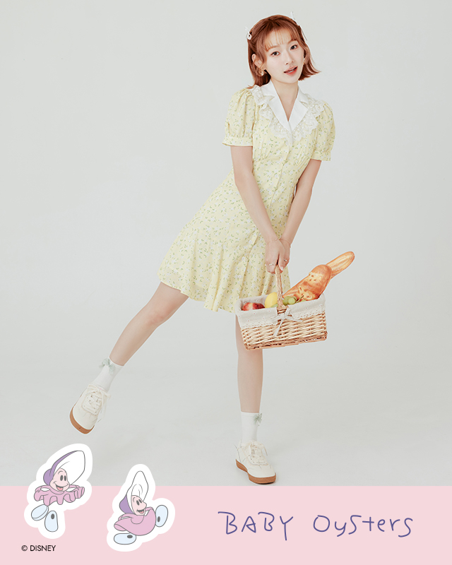 D+AF 官方網站推薦：迪士尼授權系列【愛麗絲蕾絲花邊真皮德訓鞋】浪漫穿搭示範。高質感真皮結合經典生膠底，細緻蕾絲花邊增添法式甜美氛圍。鞋墊升級！完美包覆，柔軟不將就！日常百搭與約會必備，好穿一直穿，踏出輕鬆愜意的奇幻步伐。