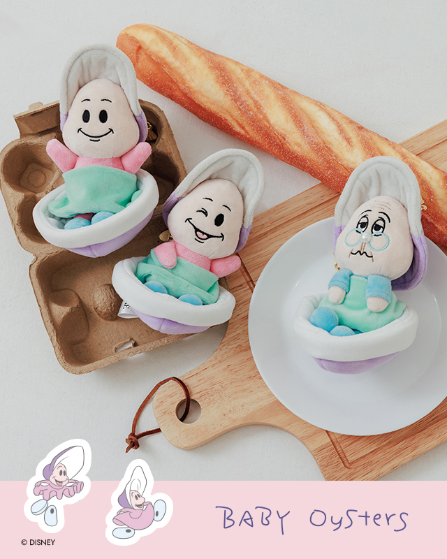 D+AF 官方網站推薦：迪士尼授權系列【牡蠣寶寶吊飾與掛飾】。細膩工藝完美還原軟萌神態，集結開心款、眨眼款與老奶奶款。實用可拆式掛鍊設計，打造百搭療癒包包掛件。無論自用收藏或送禮推薦皆適合，為日常穿搭增添質感可愛的奇幻亮點。