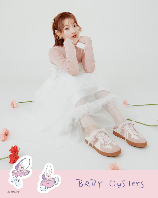 D+AF 官方網站推薦：迪士尼授權系列【妙妙貓真皮德訓穆勒鞋】。嚴選天然牛皮打造復古懶人鞋，俏皮掛飾隨走晃動超吸睛。舒適升級！完美包覆，柔軟不將就！日常穿搭與約會必備，久走不累好穿一直穿，踏出怦然心動的時尚步伐。