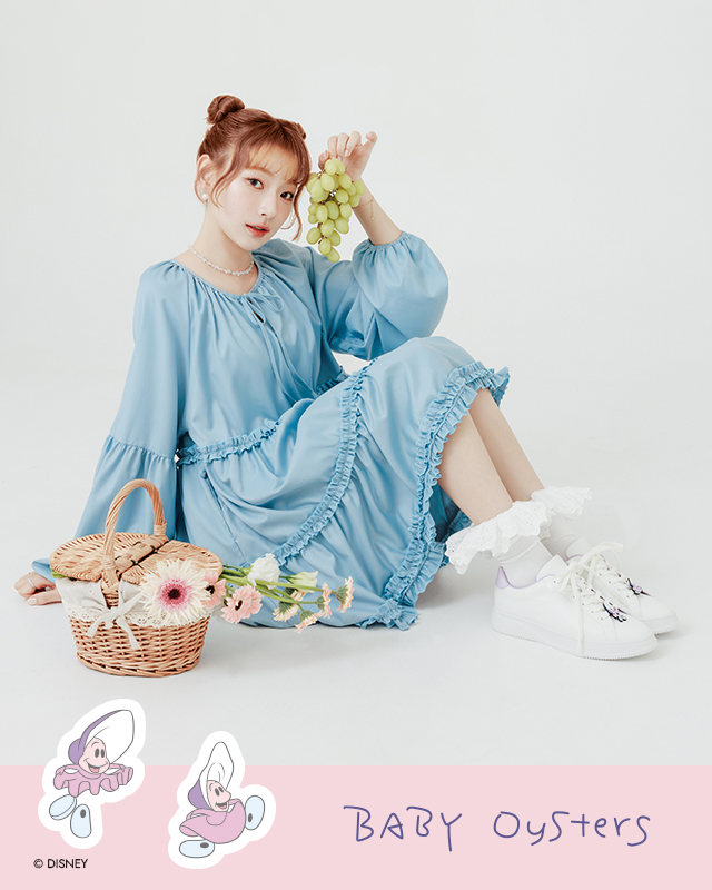 D+AF 官方網站推薦：迪士尼授權系列【牡蠣寶寶雙色鞋帶小白鞋】穿搭推薦。主打防潑水好清潔不怕髒，輕量舒適搭配機能鞋墊，柔軟不將就！療癒雙色鞋帶點綴日常穿搭，通勤出遊百搭球鞋首選，久走不累好穿一直穿。