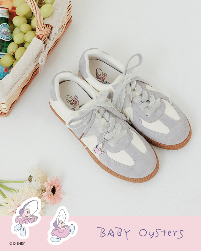 D+AF 官方網站推薦：迪士尼授權系列【牡蠣寶寶小掛飾真皮德訓鞋】。真皮鞋面柔軟透氣，專屬視覺鞋墊與療癒掛飾隨走晃動超吸睛。柔軟不將就！日常穿搭與約會百搭首選，久走不累好穿一直穿，將軟萌驚喜藏進每一步日常。
