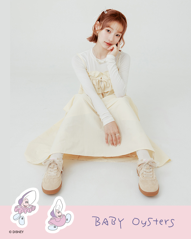 D+AF 26SS 春夏穿搭示範：迪士尼授權系列【愛麗絲蕾絲花邊真皮德訓鞋】打造時下最夯小徐穿搭風格。高質感白色真皮與夢幻蕾絲花邊，呼應浪漫裙裝穿搭。生膠底柔軟不將就，日常約會都能輕鬆駕馭，讓妳好穿一直穿，踏出女神感的百搭時髦步伐。