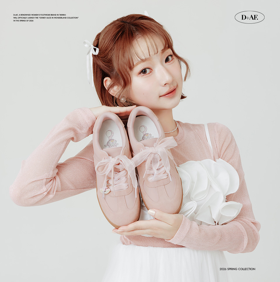 迪士尼授權系列【妙妙貓小掛飾真皮德訓鞋】嚴選質感天然牛皮柔軟舒適，柔軟不將就！可愛妙妙貓角色掛飾隨走晃動超吸睛，注入神祕俏皮魅力，讓日常穿搭多一個怦然心動的理由。好穿一直穿，讓日常穿搭與約會加分，開啟舒適時髦步伐。