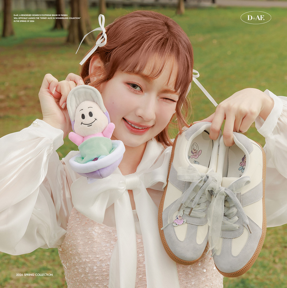 迪士尼授權系列 《Alice in Wonderland》牡蠣寶寶吊飾注入神祕俏皮魅力，將童趣想像化作日常穿搭中的療癒亮點，讓日常穿搭多一個怦然心動的理由。