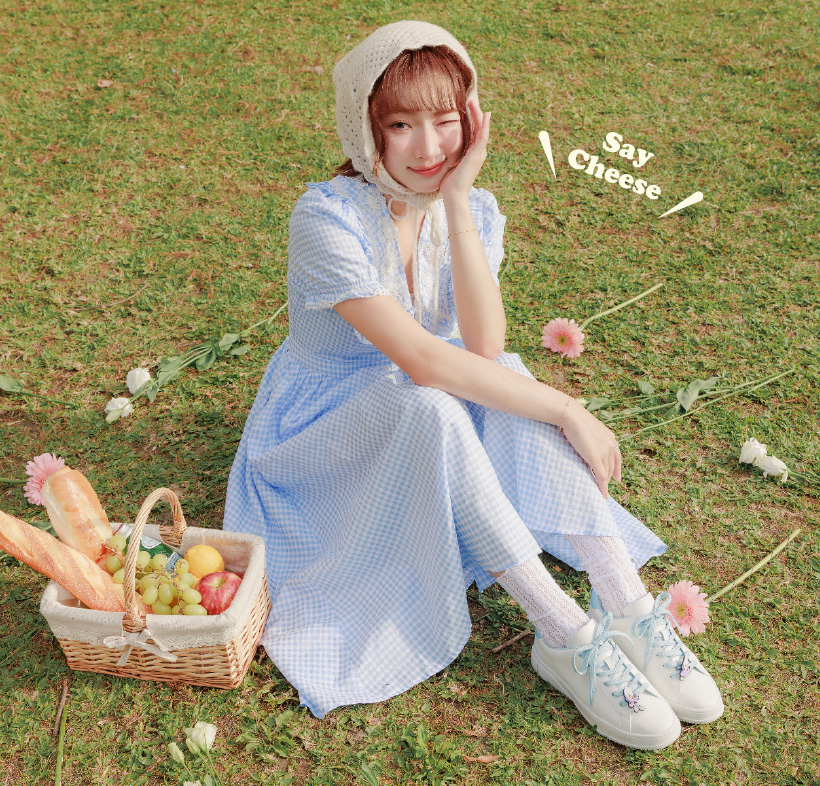 D+AF 官方網站推薦：迪士尼授權系列【牡蠣寶寶雙色鞋帶小白鞋】穿搭。不怕髒防潑水好清潔，輕量舒適搭配機能鞋墊，好穿一直穿。提供大小尺碼完美包覆，療癒細節讓日常通勤與出遊百搭又可愛，開啟舒適時髦的日常步伐。