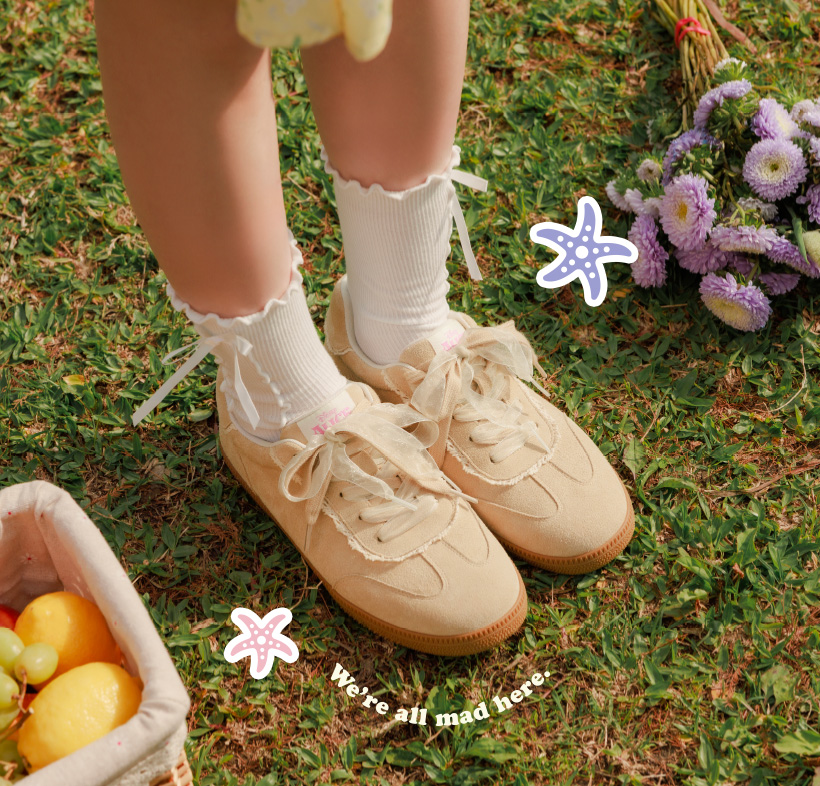 D+AF 26SS 春夏穿搭示範：迪士尼授權系列【愛麗絲蕾絲花邊真皮德訓鞋】打造時下最夯春夏穿搭風格。高質感奶茶色真皮與夢幻蕾絲花邊，呼應浪漫裙裝穿搭。生膠底柔軟不將就，日常約會都能輕鬆駕馭，讓妳好穿一直穿，踏出女神感的百搭時髦步伐。