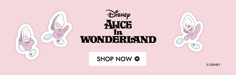 D+AF 官方網站：迪士尼授權系列愛麗絲夢遊仙境｜牡蠣寶寶、愛麗絲與妙妙貓可愛登場，穿上D+AF，走進屬於你的 Wonderland！提供大小尺碼完美包覆。柔軟不將就，好穿一直穿，開啟舒適時髦的日常步伐。