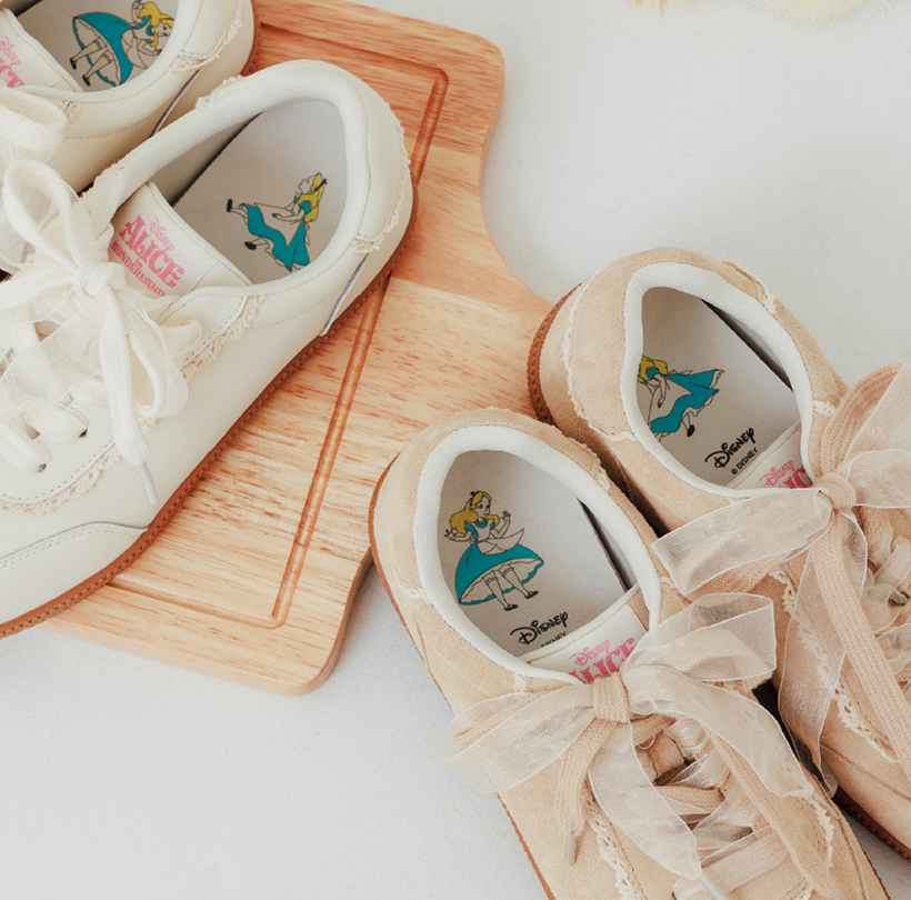 D+AF 官方網站推薦：迪士尼授權系列【愛麗絲蕾絲花邊真皮德訓鞋】高質感真皮結合經典生膠底，細緻蕾絲花邊增添法式甜美氛圍。鞋墊升級！完美包覆，柔軟不將就！日常百搭與約會必備，好穿一直穿，踏出輕鬆愜意的奇幻步伐。