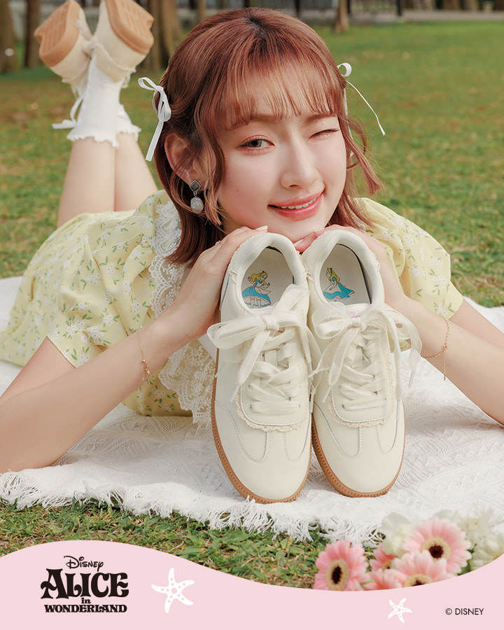 D+AF 官方網站推薦：迪士尼授權系列【愛麗絲蕾絲花邊真皮德訓鞋】米白色系高質感真皮結合經典生膠底，細緻蕾絲花邊增添法式甜美氛圍。鞋墊升級！完美包覆，柔軟不將就！日常百搭與約會必備，好穿一直穿，踏出輕鬆愜意的奇幻步伐。