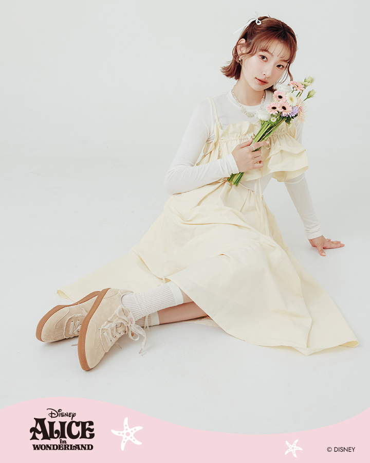 D+AF 26SS 春夏穿搭示範：迪士尼授權系列【愛麗絲蕾絲花邊真皮德訓鞋】打造時下最夯小徐穿搭風格。高質感白色真皮與夢幻蕾絲花邊，呼應浪漫裙裝穿搭。生膠底柔軟不將就，日常約會都能輕鬆駕馭，讓妳好穿一直穿，踏出女神感的百搭時髦步伐。