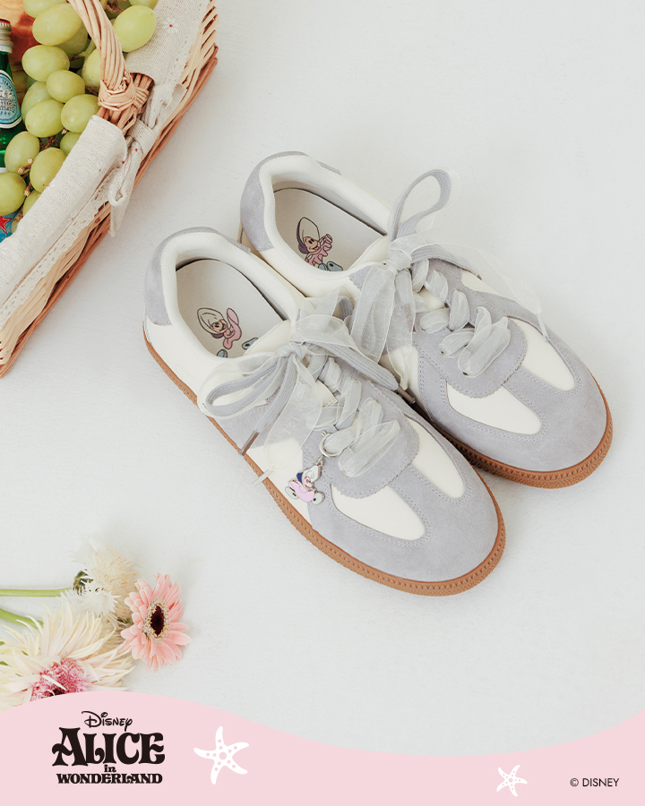 D+AF 官方網站推薦：迪士尼授權系列【牡蠣寶寶小掛飾真皮德訓鞋】。真皮鞋面柔軟透氣，專屬視覺鞋墊與療癒掛飾隨走晃動超吸睛。柔軟不將就！日常穿搭與約會百搭首選，久走不累好穿一直穿，將軟萌驚喜藏進每一步日常。