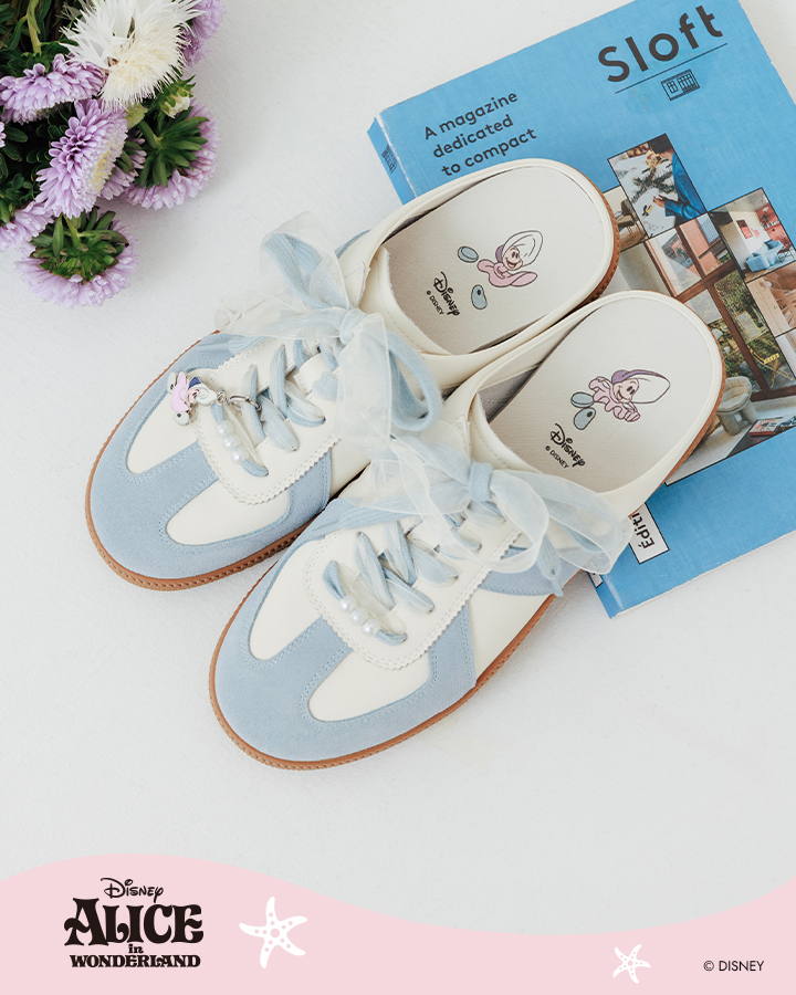 D+AF 官方網站推薦：迪士尼授權系列【牡蠣寶寶真皮德訓穆勒鞋】日常穿搭示範。真皮柔軟透氣結合慵懶鬆弛感，柔軟不將就！經典德訓鞋化身穆勒懶人鞋，穿脫快速超省時。質感與萌趣完美交會，通勤出遊好穿一直穿。