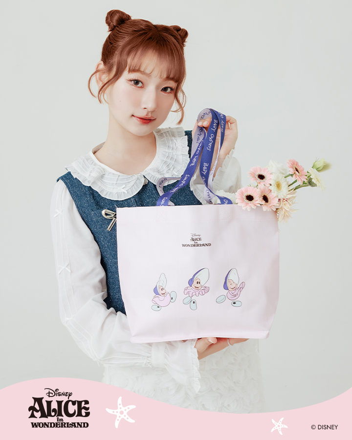 D+AF 官方網站限時優惠：凡購買迪士尼授權系列鞋類商品，即贈牡蠣寶寶購物袋。療癒軟萌贈品數量有限送完為止。立即探索愛麗絲、牡蠣寶寶人氣女鞋，享受柔軟不將就的穿著體驗，好穿一直穿，收藏專屬驚喜。