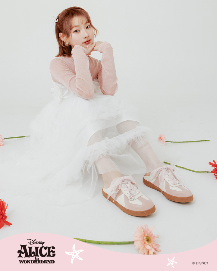 D+AF 官方網站推薦：迪士尼授權系列【妙妙貓真皮德訓穆勒鞋】。嚴選天然牛皮打造復古懶人鞋，俏皮掛飾隨走晃動超吸睛。舒適升級！完美包覆，柔軟不將就！日常穿搭與約會必備，久走不累好穿一直穿，踏出怦然心動的時尚步伐。