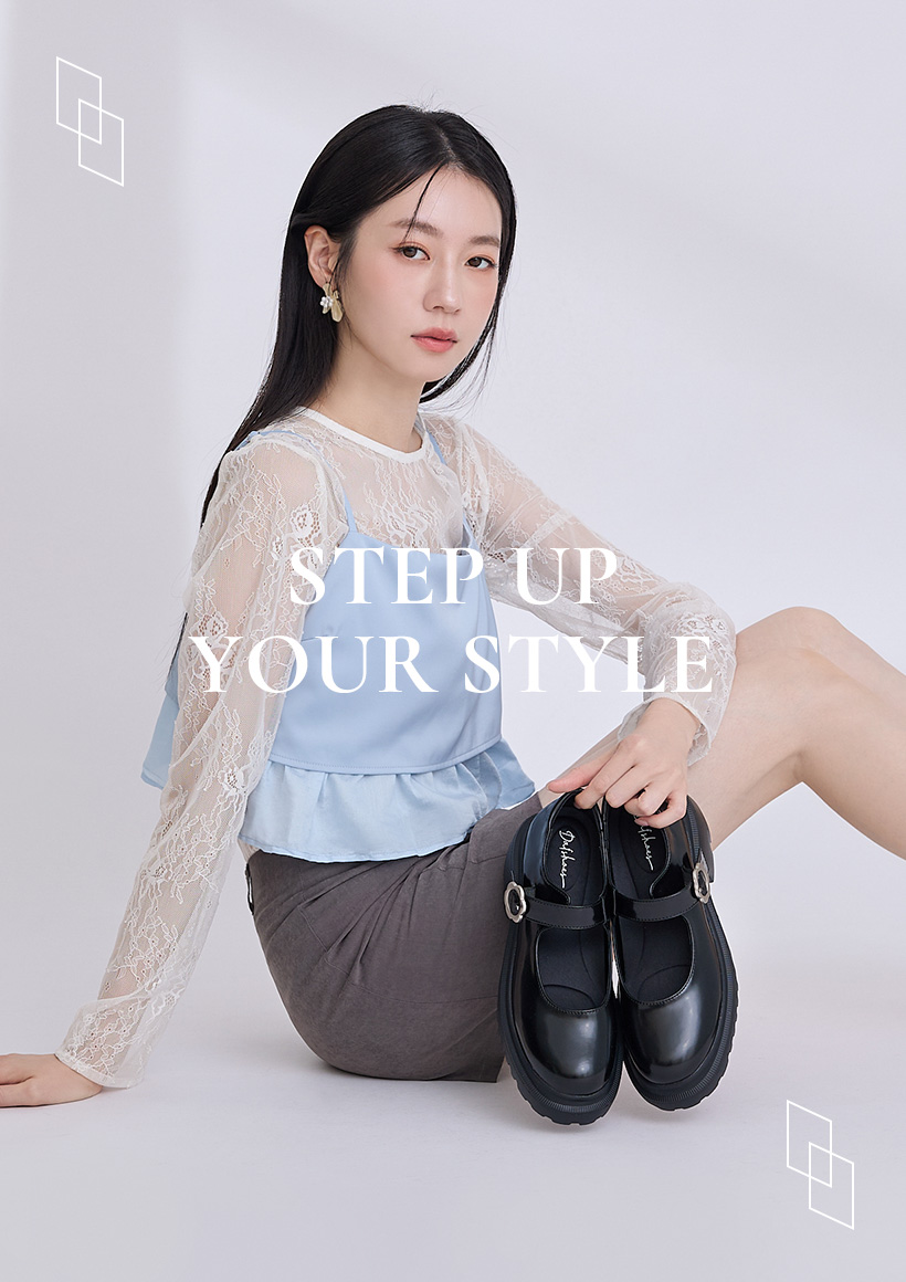 D+AF 初秋新品復刻摩登登場！STEP UP YOUR STYLE，精選【機能鞋墊】少女風小花釦輕量底瑪莉珍鞋。輕量厚底增高鞋設計是必備的演唱會神器，讓你視野直升搖滾區，同時心機顯瘦拉長腿部比例，好穿一整天，好看每一天！