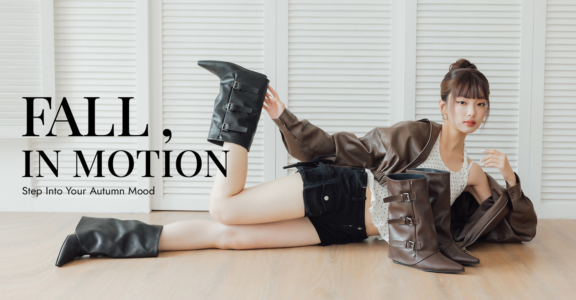 D+AF 秋季時髦企劃 FALL, IN MOTION 霸氣展開！精選尖頭多排釦環長靴，俐落尖頭剪裁搭配仿舊感金屬釦，完美延伸並修飾腿部線條。，為你的初秋穿搭注入強烈摩登個性。