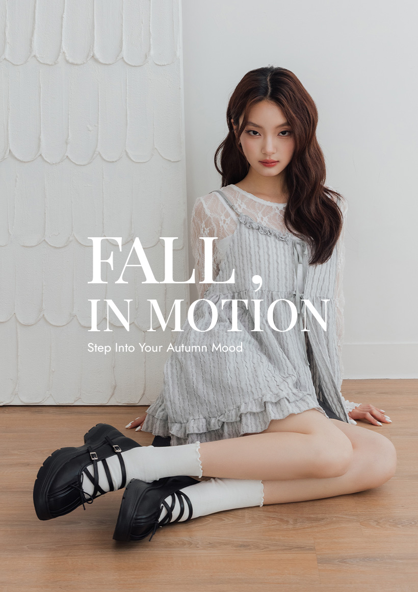 D+AF 初秋新品 FALL, IN MOTION 霸氣登場，主推活力芭蕾交叉帶機能瑪莉珍鞋。獨特交叉綁帶結合厚底增高設計，全館提供 35-43 全尺碼與寬腳友善包容度。輕鬆修飾腿部線條，展現初秋專屬的甜酷個性魅力。