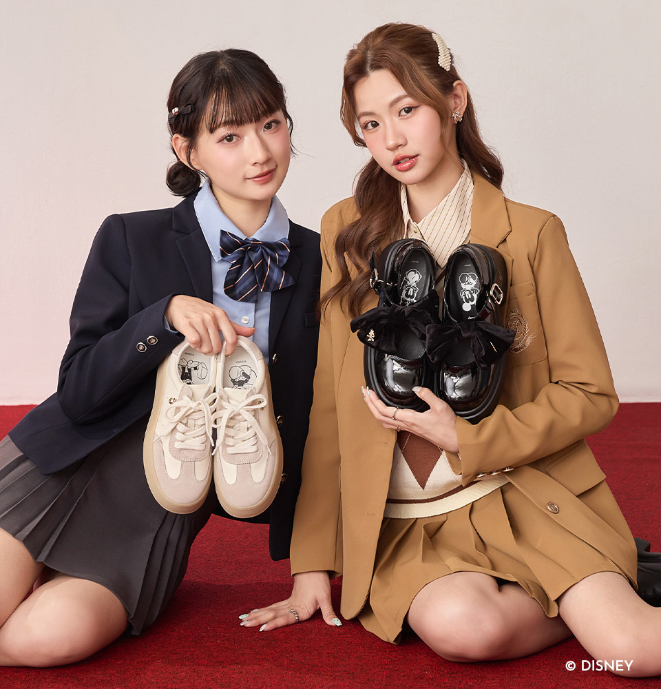 米奇德訓鞋與米妮厚底瑪莉珍｜D+AF迪士尼授權時尚流行女鞋，手持近賞角色細節，搭配復古校園西裝造型，Dress up. Step out. 玩出不同 Campus Look。