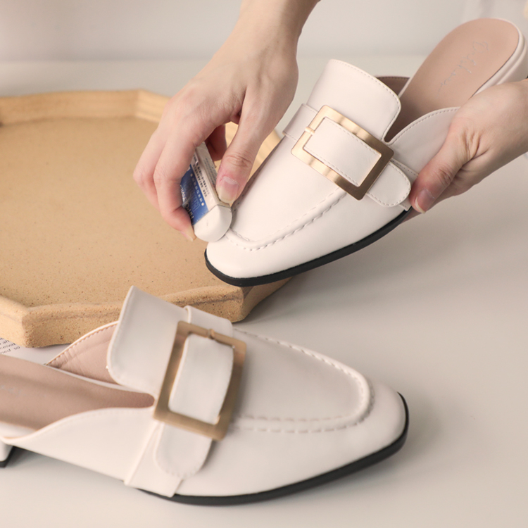 小白鞋洗滌實用教學 使用橡皮擦清潔