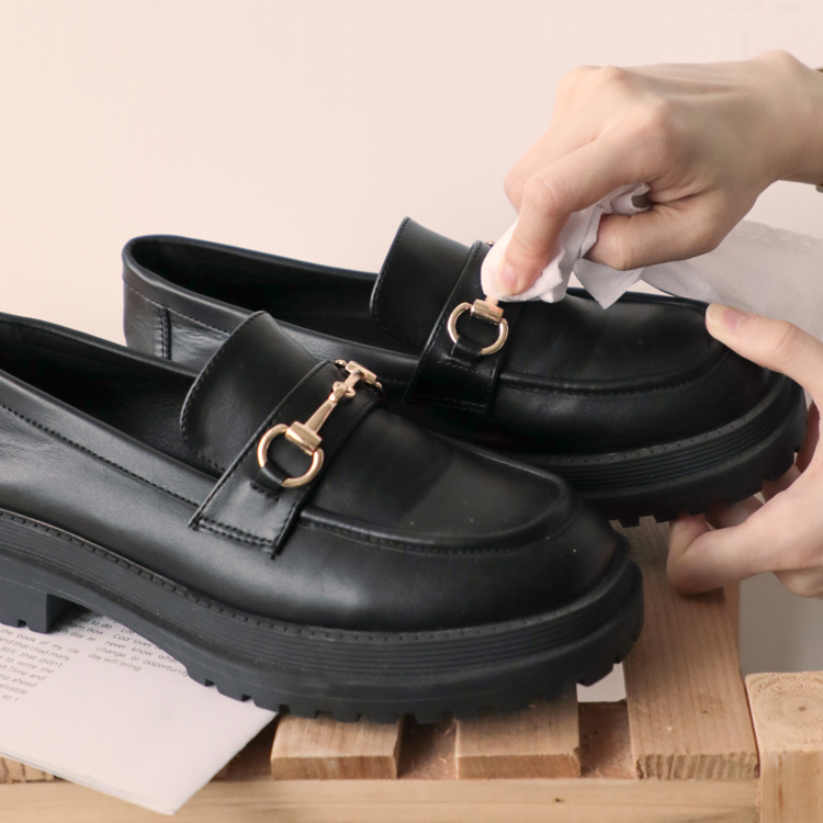 保養鞋子小秘訣 金屬配件經常擦拭並保持乾燥