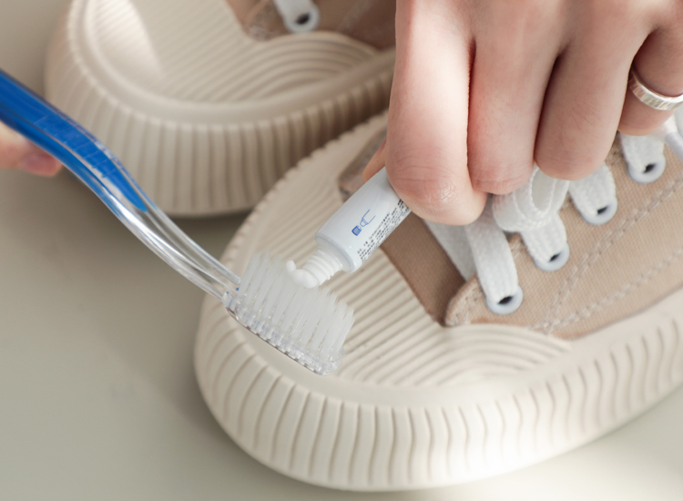 D+AF 帆布鞋日常清潔保養 鞋面清潔 牙膏 牙刷 去除髒污