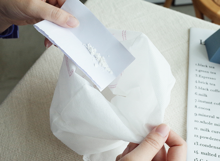 使用小蘇打、咖啡渣和茶包，將其放入防塵袋中吸附鞋內異味