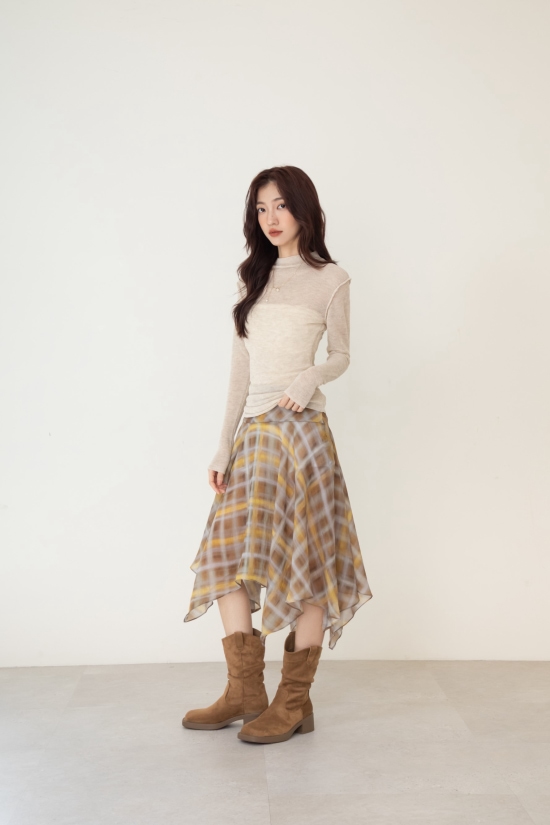 D+AF 波西風堆堆靴穿搭推薦｜嬉皮小V口抓皺西部堆堆靴，展現歐美街拍感時髦比例，柔軟麂皮質感與流蘇細節營造慵懶嬉皮風。