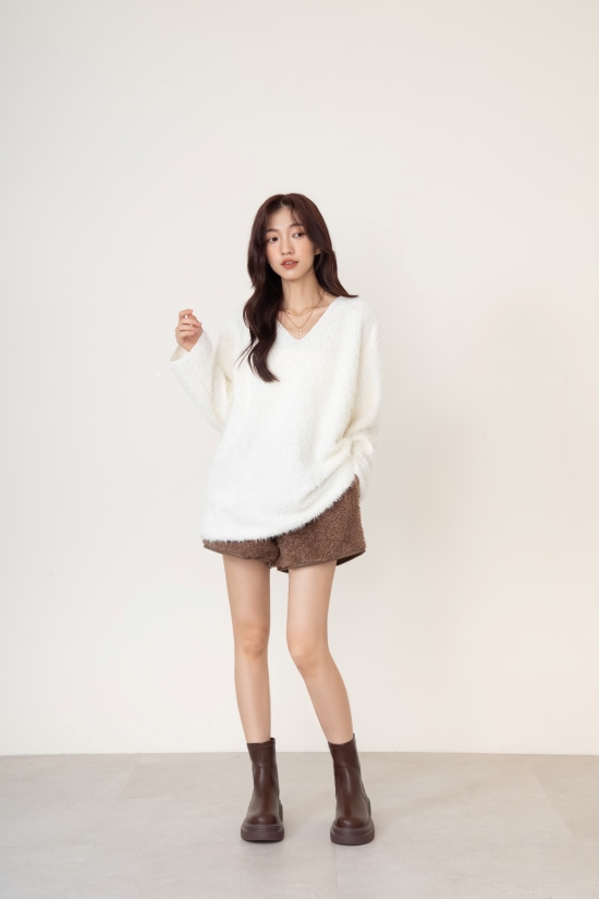 D+AF 安可返場輕量底素面瘦瘦短靴穿搭推薦｜簡約極線條展現修長腿型，輕量鞋底舒適好走，搭配毛呢短褲或針織上衣，打造日常極簡時尚。