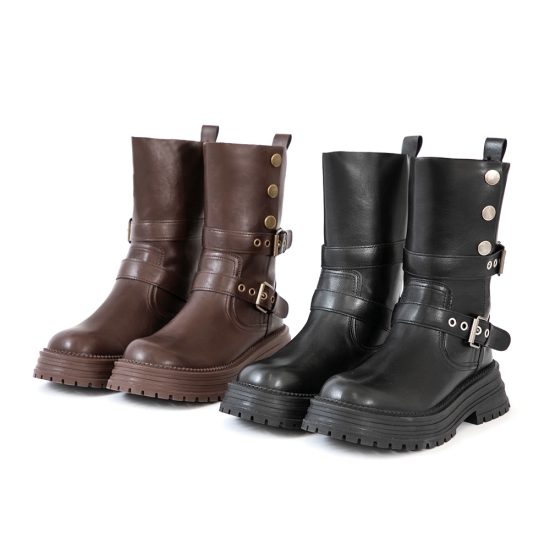 D+AF 復古騎士釦環排釦機車短靴｜金屬釦環與厚底結構展現率性搖滾感，皮革質地越穿越有味道，輕鬆打造秋冬街頭時尚氣場。