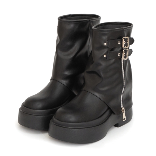 D+AF 暗黑硬派 Plus 級加厚鬆糕底褲管短靴｜厚底增高設計結合防滑橡膠大底，雙釦環與拉鍊設計增添酷帥感，機能與造型兼具的暗黑時尚單品。