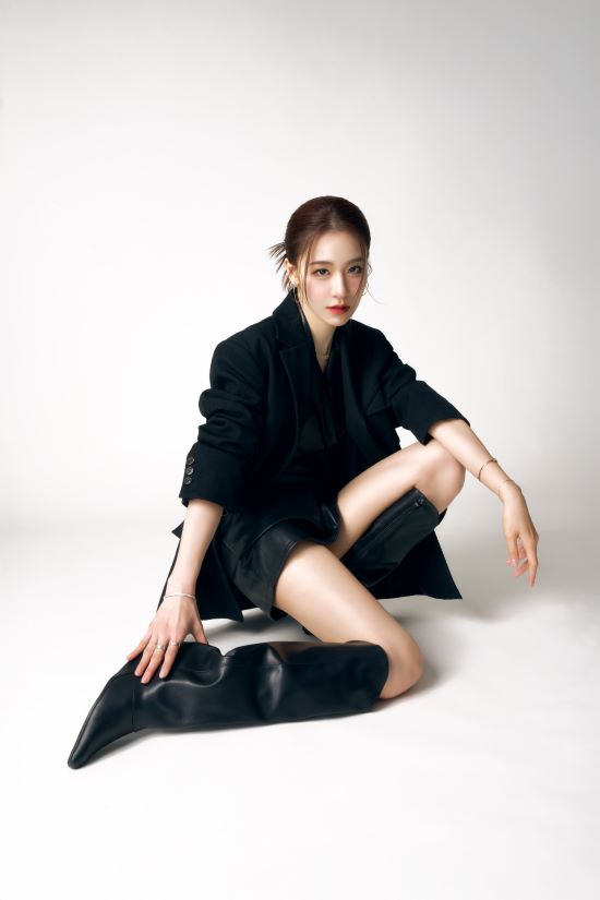 李寶豬豬（@yitzenn）D+AF 時髦超模V口隱形增高褲管長靴穿搭推薦｜黑色V口剪裁自然修飾腿型，搭配皮革短褲與西裝外套，展現高挑比例與超模氣場。
