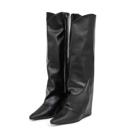 D+AF 時髦超模V口隱形增高褲管長靴｜隱形內增高設計拉長腿部線條，柔軟皮料貼合不緊繃，V口剪裁營造修長視覺，是秋冬必收顯瘦長靴。