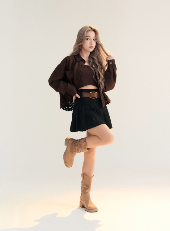 D+AF 嬉皮小V口抓皺西部堆堆靴穿搭推薦｜秋冬波西風靴款必收，柔軟麂皮質感與抓皺靴筒設計，展現歐美街拍感的慵懶時尚魅力。