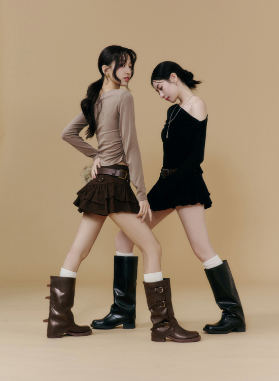 D+AF 酷颯有型三釦環中筒機車褲管靴穿搭推薦｜三釦環金屬細節打造高階氣場，鬆垮靴身搭配迷你短裙，展現自信雙腿與打造強烈氣場。