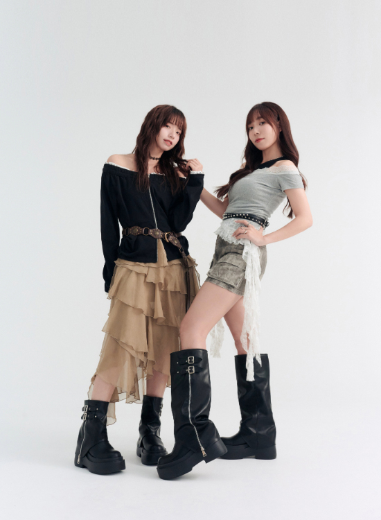 D+AF 暗黑硬派厚底姊妹靴穿搭推薦｜雙釦環與金屬拉鍊細節打造高階氣場，搭配短褲或長裙，展現多種酷帥甜美風格。