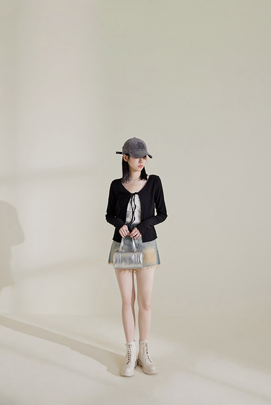 米白厚底馬汀靴、自然系女孩穿搭、顯瘦中筒綁帶靴、馬汀靴穿搭示範