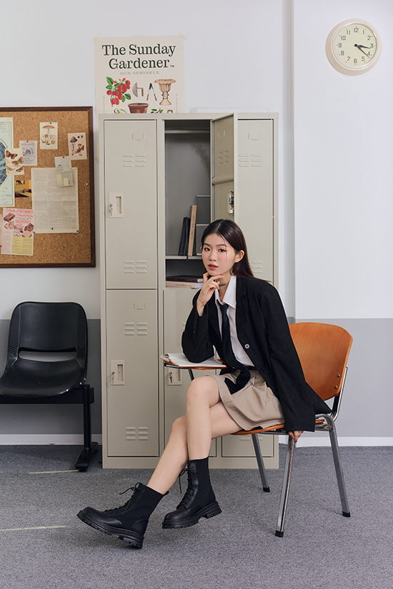 馬汀靴品牌推薦 D+AF 針織拼接馬汀靴、對比材質短靴、個性街頭風靴款穿搭示範