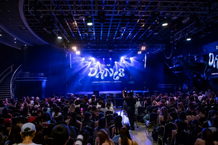D+AF熱舞大賽現場氣氛如K-POP演唱會,舞者展現女團級舞台魅力與高能量表演,掀起全場高潮。