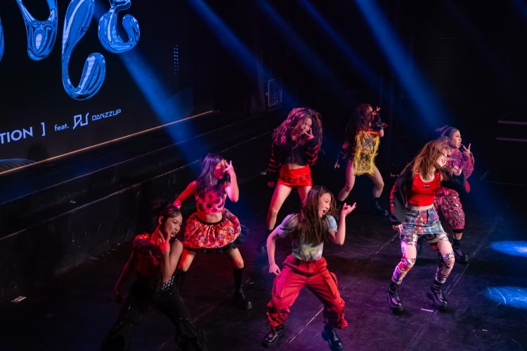 KC Villain以強烈節奏登場,火紅造型搭配厚底靴展現爆發力,完美詮釋D+AF熱舞大賽冠軍隊伍的女團級舞台氣勢。