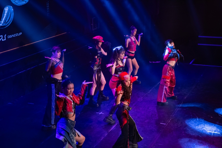 Hunter X以搖滾曲風點燃舞台,全黑與紅色造型展現強烈舞台感。勁辣舞步與女團厚底靴完美呼應節奏爆發力,展現K-POP女團級氣勢。