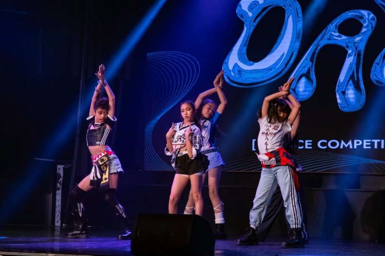 HRC KiDS CREW以爆發力與整齊舞步展現新世代能量,青春短靴造型俐落吸睛,展現小舞者自信舞台魅力與未來女團潛力。