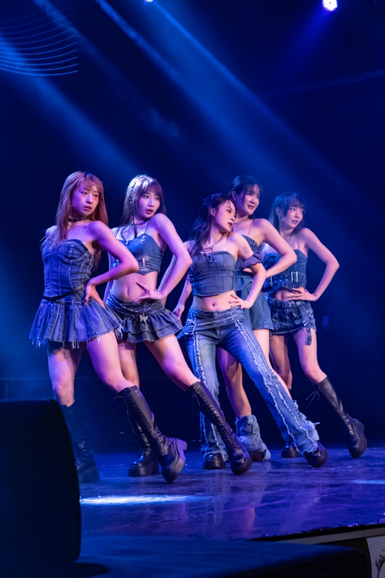 C;Era以丹寧套裝與綁帶長靴展現舞台張力,強烈節奏與俐落舞姿散發主宰氣場,以專業級實力征服觀眾、展現剛柔並濟的魅力。