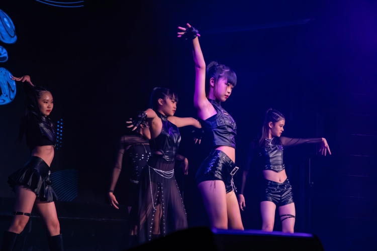 FIVEDREAMS以黑色系造型與精準舞步呈現高整齊度舞台表演,厚底長靴突顯俐落線條,展現極具視覺美感與專業氣場的舞台魅力。