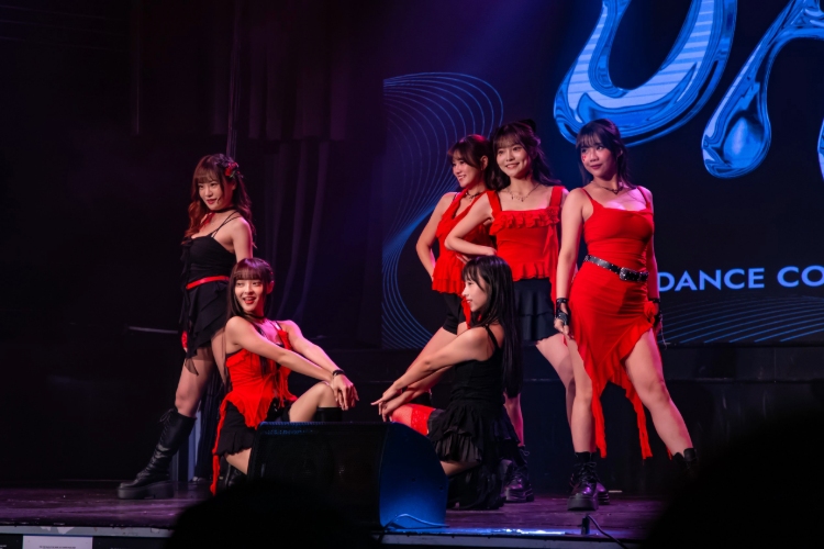 G6ix以紅黑造型登場,穿搭厚底靴展現女團魅力,人氣滿點奪下人氣獎。