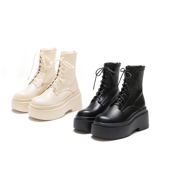 暗黑芭比厚底綁帶短靴,結合女團風與街頭感設計,增高顯瘦又穩定,展現自信帥氣風格。