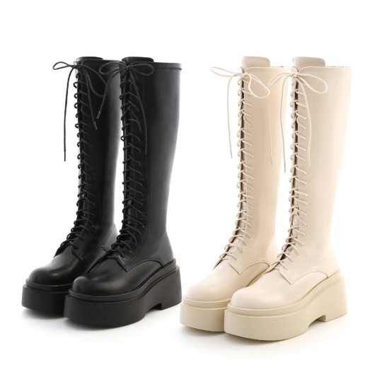 逆天長腿厚底綁帶長靴,拉高比例展現強勢氣場,厚底設計增添穩定與時尚感,女團風造型首選。