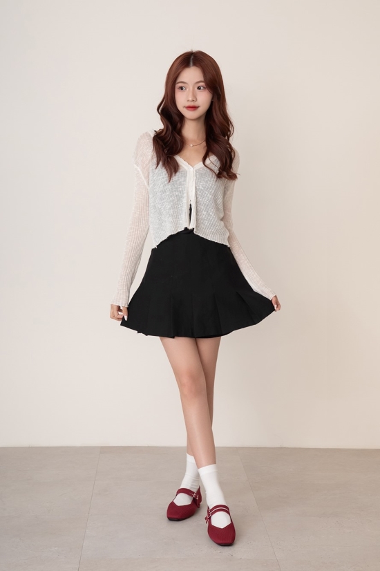 D+AF【3D零感雲織鞋】雙帶方頭瑪莉珍鞋酒紅色穿搭，方頭雙帶設計搭配短裙與白襪，適合聖誕派對與日常通勤造型