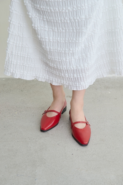 D+AF女爵尖頭平底瑪莉珍鞋平底設計兼顧舒適與優雅，適合聖誕與派對穿搭